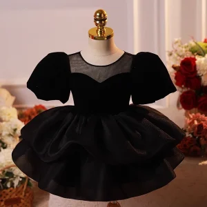 Svart barnklänning med puffärmar – elegant fransk stil